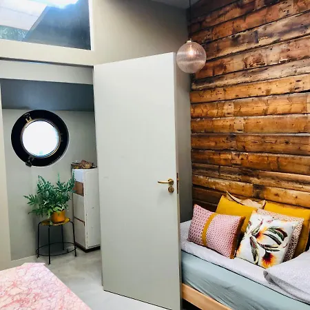 Houseboat Tante Piet Πλωτό κατάλυμα