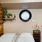 Botel Houseboat Tante Piet 2*