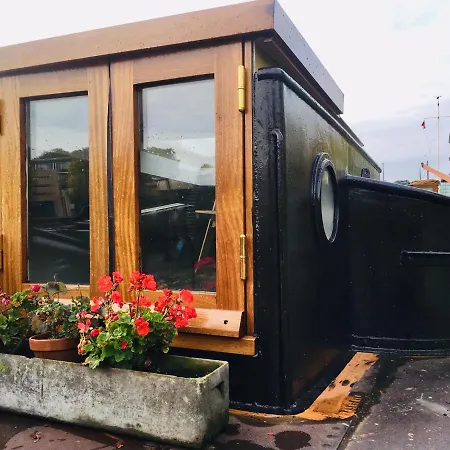 Houseboat Tante Piet Botel 2*