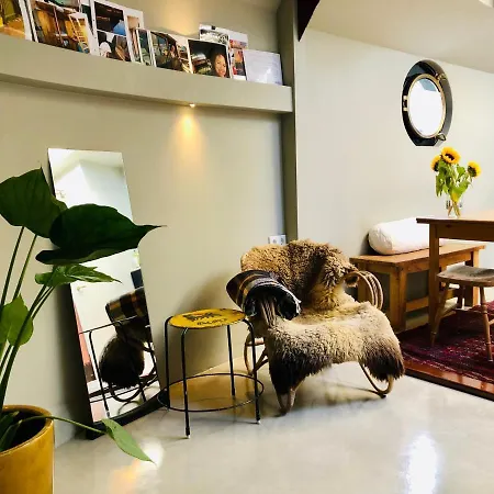 Houseboat Tante Piet Botel Amsterdam