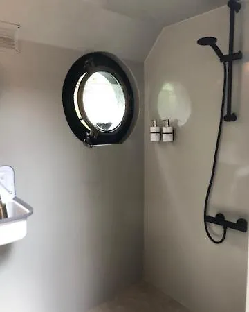Botel Houseboat Tante Piet