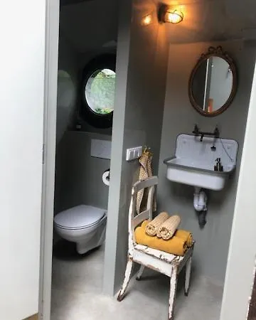 Houseboat Tante Piet Botel 2*