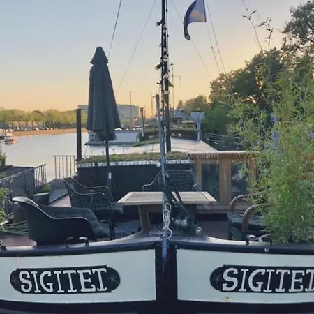 Houseboat Tante Piet Amsterdam
