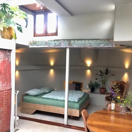 Houseboat Tante Piet Botel 2*
