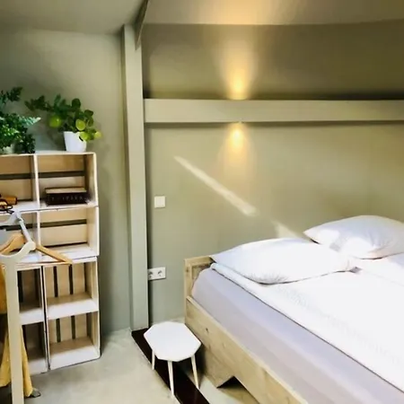 Houseboat Tante Piet Botel Amsterdam