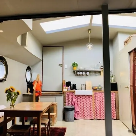 Houseboat Tante Piet Amsterdam