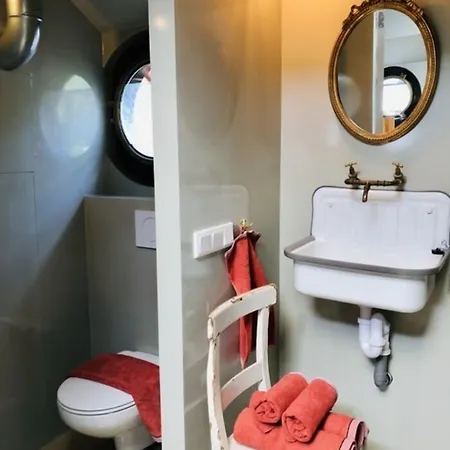 Houseboat Tante Piet 2* Ámsterdam