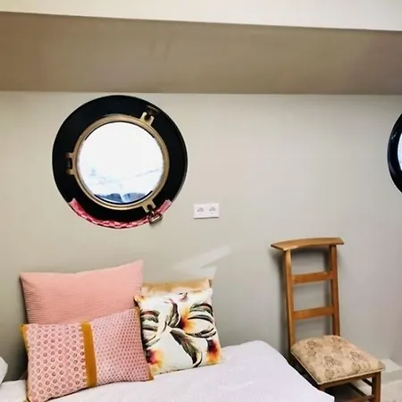 Houseboat Tante Piet Amsterdam