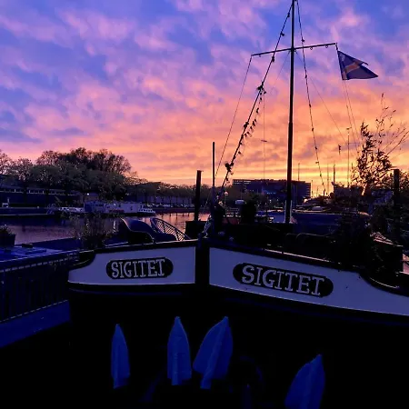 Houseboat Tante Piet Botel