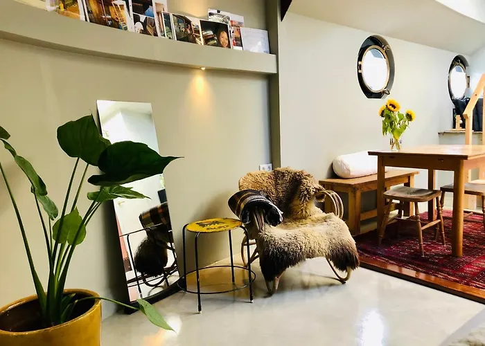 Houseboat Tante Piet Botel Amsterdam