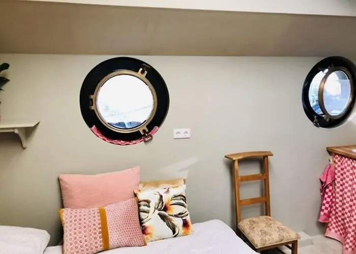 Houseboat Tante Piet Amsterdam