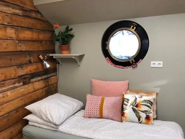 Botel Houseboat Tante Piet 2*