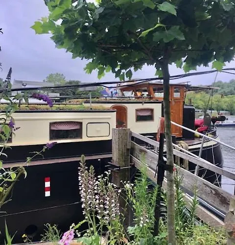 Houseboat Tante Piet Botel Amsterdam