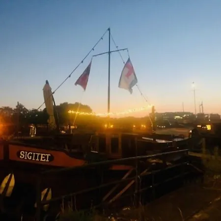 Houseboat Tante Piet 2* אמסטרדם