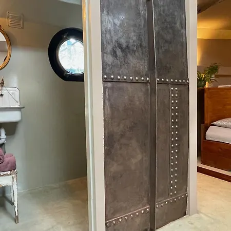 Houseboat Tante Piet Botel