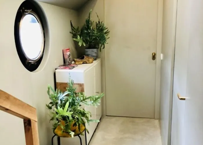 Houseboat Tante Piet Amsterdam