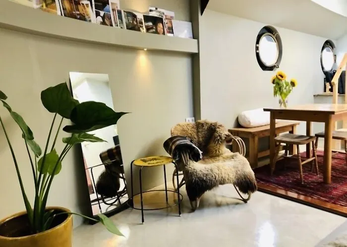 Botel Houseboat Tante Piet 2*