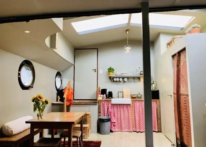 Houseboat Tante Piet Amsterdam