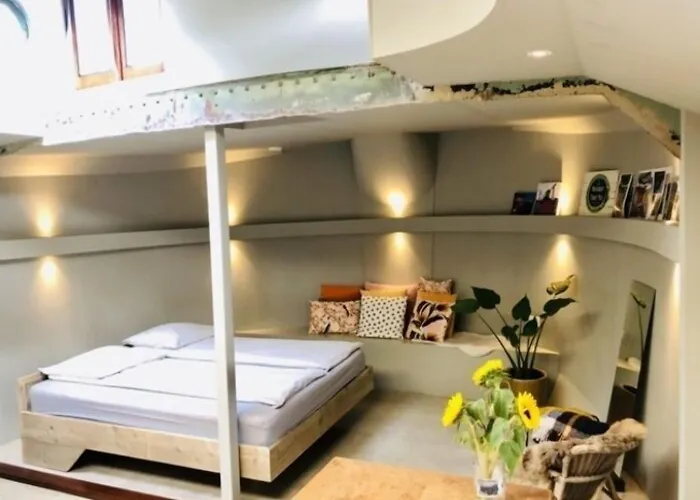 Houseboat Tante Piet Botel 2*