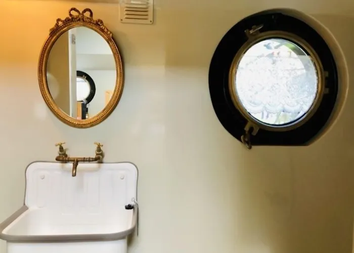 Houseboat Tante Piet Amsterdam