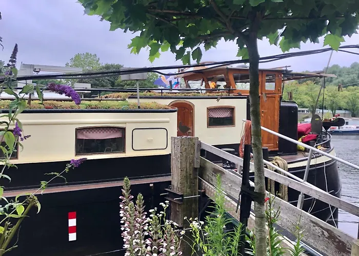 Houseboat Tante Piet Botel