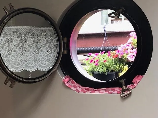 Houseboat Tante Piet Botel