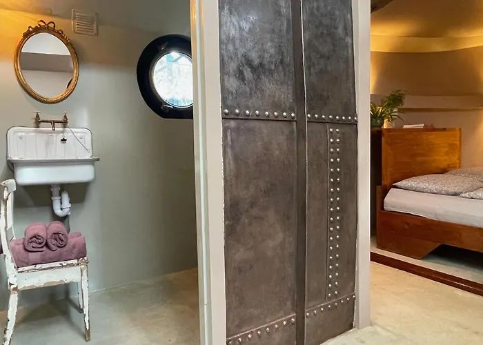 Houseboat Tante Piet Botel