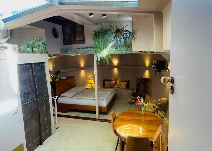 Botel Houseboat Tante Piet 2*