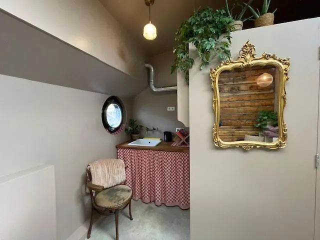 Botel Houseboat Tante Piet