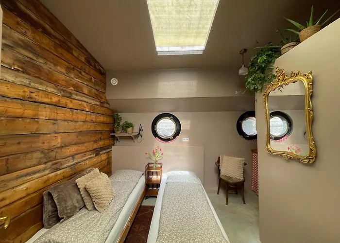 Botel Houseboat Tante Piet 2*