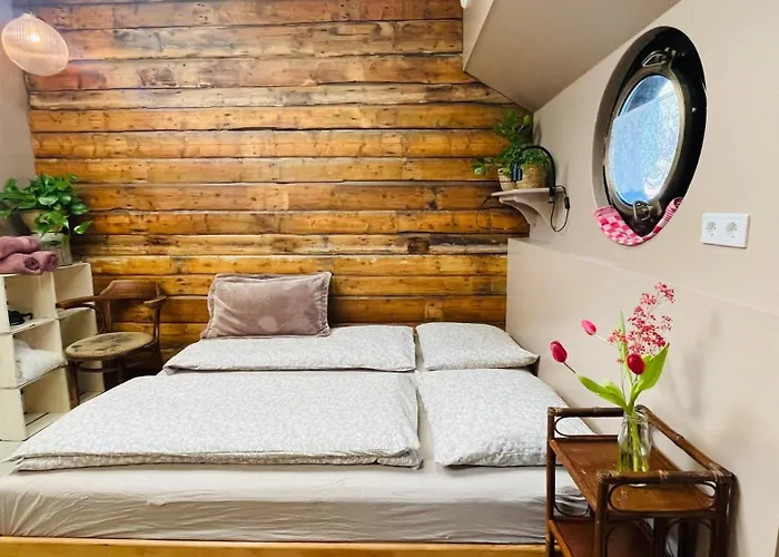 Botel Houseboat Tante Piet