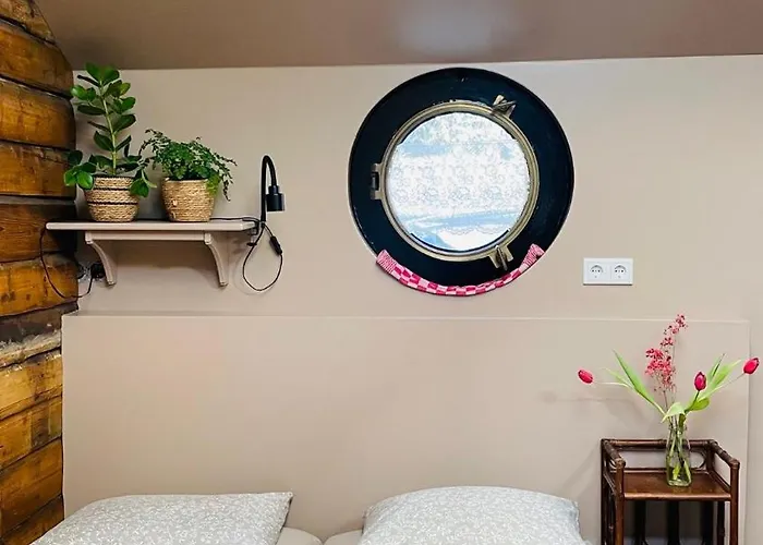 Botel Houseboat Tante Piet 2*