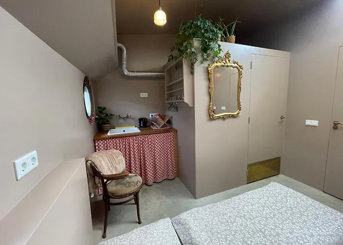 Houseboat Tante Piet Botel 2*