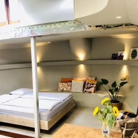 Houseboat Tante Piet Hotel en barco 2*