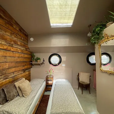 Hotel en barco Houseboat Tante Piet 2*